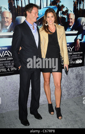 Cindy Crawford, Rande Gerber im Ankunftsbereich für HIS WAY Premiere, The Paramount Theater, Los Angeles, CA 22. März 2011. Foto von: Stockfoto