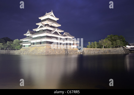 Das historische Matsumoto Schloss unter rosa Himmel, aus dem 15. Jahrhundert in Matsumoto, Japan. Stockfoto