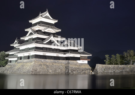 Das historische Matsumoto Schloss unter rosa Himmel, aus dem 15. Jahrhundert in Matsumoto, Japan. Stockfoto