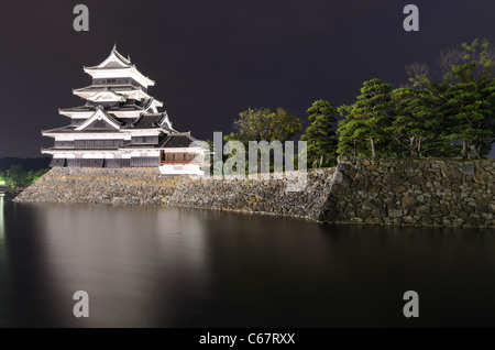 Das historische Matsumoto Schloss unter rosa Himmel, aus dem 15. Jahrhundert in Matsumoto, Japan. Stockfoto