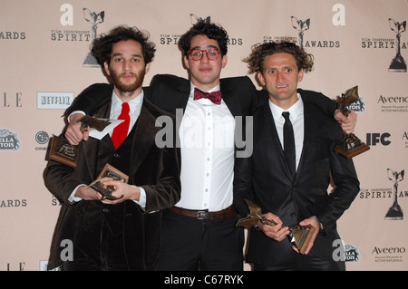 Benny Safdie, Josh Safdie, Casey Neistat im Presseraum für 2011 Film Independent Spirit Awards - Press Room, am Strand, Santa Monica, CA 26. Februar 2011. Foto von: Elizabeth Goodenough/Everett Collection Stockfoto