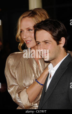 Uma Thurman, Michael Angarano im Ankunftsbereich für Zeremonie Premiere, Arclight Hollywood, Los Angeles, CA 22. März 2011. Foto von: Michael Germana/Everett Collection Stockfoto