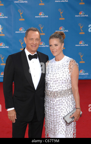 Tom Hanks, Rita Wilson im Ankunftsbereich für Academy of Television Arts & Wissenschaften 62. Primetime Emmy Awards - Ankünfte, Nokia Theater, Los Angeles, CA 29. August 2010. Foto von: Michael Germana/Everett Collection Stockfoto