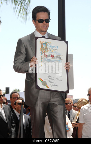 Mark Wahlberg bei der Induktion Zeremonie für Stern auf dem Hollywood Walk of Fame für Mark Wahlberg, Hollywood Boulevard, Los Angeles, CA 29. Juli 2010. Foto von: Michael Germana/Everett Collection Stockfoto