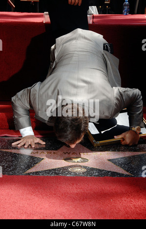 Mark Wahlberg bei der Induktion Zeremonie für Stern auf dem Hollywood Walk of Fame für Mark Wahlberg, Hollywood Boulevard, Los Angeles, CA 29. Juli 2010. Foto von: Michael Germana/Everett Collection Stockfoto