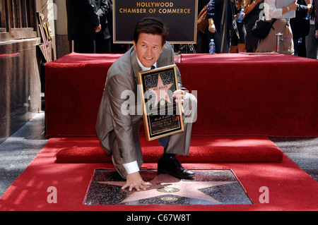 Mark Wahlberg bei der Induktion Zeremonie für Stern auf dem Hollywood Walk of Fame für Mark Wahlberg, Hollywood Boulevard, Los Angeles, CA 29. Juli 2010. Foto von: Michael Germana/Everett Collection Stockfoto