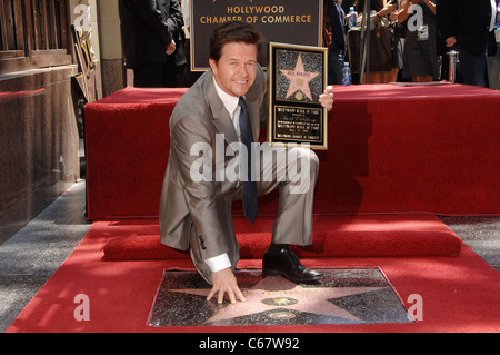 Mark Wahlberg bei der Induktion Zeremonie für Stern auf dem Hollywood Walk of Fame für Mark Wahlberg, Hollywood Boulevard, Los Angeles, CA 29. Juli 2010. Foto von: Michael Germana/Everett Collection Stockfoto