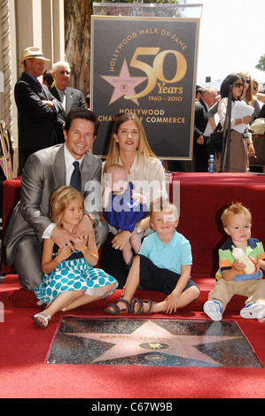 Mark Wahlberg, Rhea Durham, Ella Wahlberg, Grace Wahlberg, Michael Wahlberg, BrendanWahlberg bei der Induktion Zeremonie für Star Stockfoto