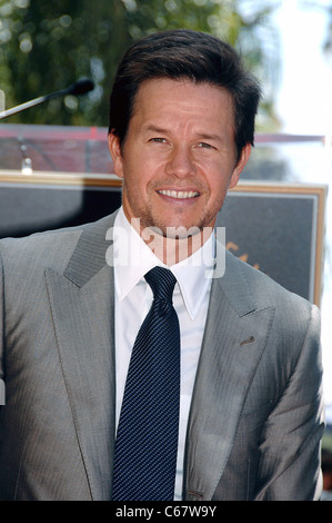 Mark Wahlberg bei der Induktion Zeremonie für Stern auf dem Hollywood Walk of Fame für Mark Wahlberg, Hollywood Boulevard, Los Angeles, CA 29. Juli 2010. Foto von: Michael Germana/Everett Collection Stockfoto