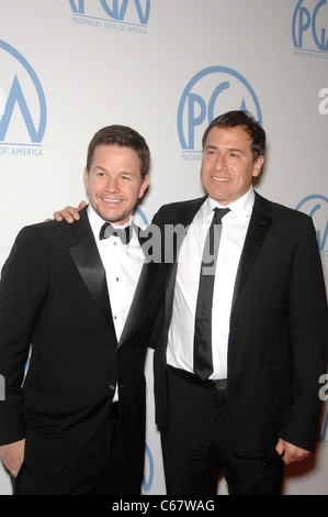 Mark Wahlberg, David O. Russell im Ankunftsbereich für 22. jährliche Hersteller Guild of America PGA Awards, Beverly Hilton Hotel, Beverly Hills, CA 22. Januar 2011. Foto von: Michael Germana/Everett Collection Stockfoto