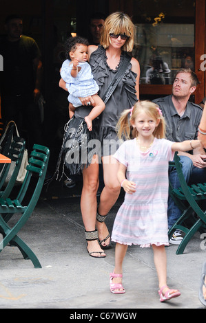 Heidi Klum, Lou Samuel, Leni Samuel unterwegs für Promi-Schnappschüsse - Dienstag, New York, NY 29. Juni 2010. Foto von: Ray Tamarra/Everett Collection Stockfoto