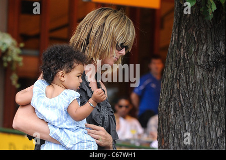 Lou Samuel, Heidi Klum, Bar Pitti Restaurant verlassen unterwegs für Promi-Schnappschüsse - Dienstag, New York, NY 29. Juni 2010. Stockfoto