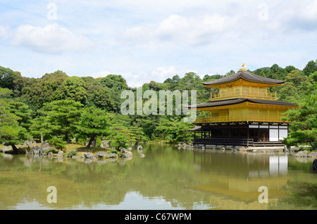 Tempel des goldenen Pavillons, bekannt eine Kinkaku-Ji, ist ein buddhistischer Tempel und ein Weltkulturerbe in Kyoto, Japan. Stockfoto