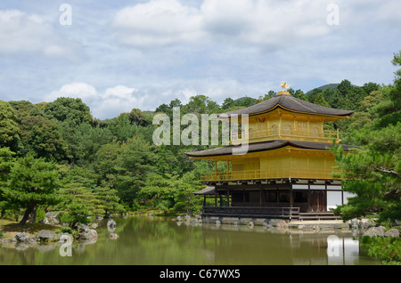 Tempel des goldenen Pavillons, bekannt eine Kinkaku-Ji, ist ein buddhistischer Tempel und ein Weltkulturerbe in Kyoto, Japan. Stockfoto