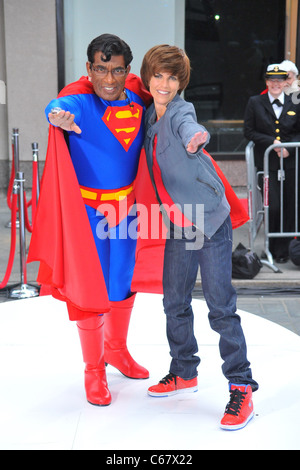 Al Roker, Natalie Morales bei Talkshow auftritt für NBC heute zeigen Konzert Halloween-Feier, Rockefeller Plaza, New York, NY 29. Oktober 2010. Foto von: Gregorio T. Binuya/Everett Collection Stockfoto