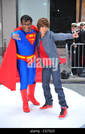 Al Roker, Natalie Morales bei Talkshow auftritt für NBC heute zeigen Konzert Halloween-Feier, Rockefeller Plaza, New York, NY 29. Oktober 2010. Foto von: Gregorio T. Binuya/Everett Collection Stockfoto