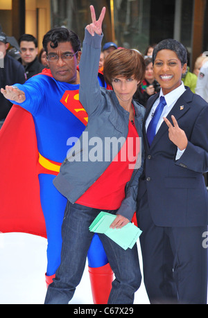 Al Roker, Natalie Morales, Tamron Hall bei Talk zeigen aussehen für NBC heute zeigen Konzert Halloween-Feier, Rockefeller Plaza, New York, NY 29. Oktober 2010. Foto von: Gregorio T. Binuya/Everett Collection Stockfoto