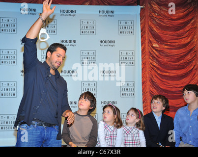 David Blaine bei einem öffentlichen Auftritt für HOUDINI: Kunst und Magie Ausstellung Eröffnung, The Jewish Museum, New York, NY 29. Oktober 2010. Foto von: Gregorio T. Binuya/Everett Collection Stockfoto