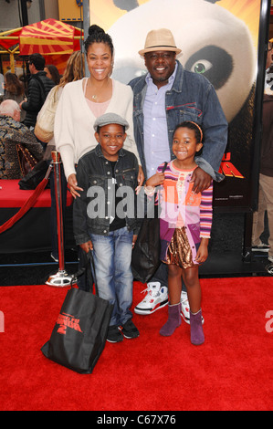 Cedric The Entertainer, Familie im Ankunftsbereich für KUNG FU PANDA 2 Premiere, Graumans Chinese Theatre, Los Angeles, CA 22. Mai 2011. Foto von: Elizabeth Goodenough/Everett Collection Stockfoto