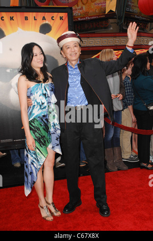 James Hong im Ankunftsbereich für KUNG FU PANDA 2 Premiere, Graumans Chinese Theatre, Los Angeles, CA 22. Mai 2011. Foto von: Elizabeth Goodenough/Everett Collection Stockfoto