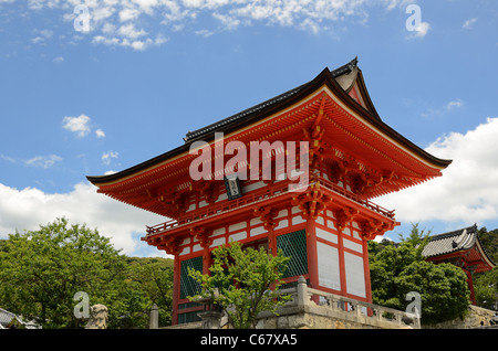 Tor in Kiyomizu-Dera-Tempel in Kyoto, Japan. Stockfoto