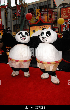 Po im Ankunftsbereich für KUNG FU PANDA 2 Premiere, Graumans Chinese Theatre, Los Angeles, CA 22. Mai 2011. Foto von: Michael Germana/Everett Collection Stockfoto