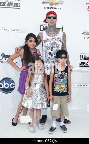 Travis Barker und Familie im Ankunftsbereich für 2011 Billboard Music Awards, MGM Grand Garden Arena, Las Vegas, NV 22. Mai 2011. Foto Stockfoto