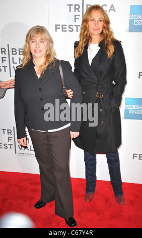 Lisa Gillan Roberts, Julia Roberts im Ankunftsbereich für JESUS HENRY CHRIST Welt-Premiere auf dem Tribeca Film Festival 2011, BMCC Tribeca Performing Arts Center, New York, NY 23. April 2011. Foto von: Gregorio T. Binuya/Everett Collection Stockfoto