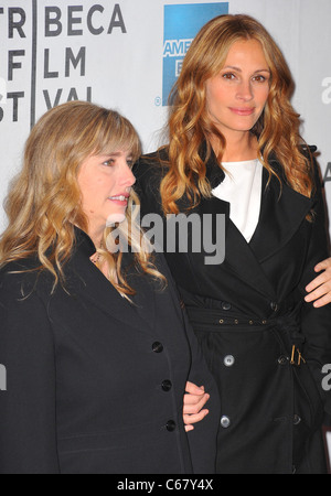 Lisa Gillan Roberts, Julia Roberts im Ankunftsbereich für JESUS HENRY CHRIST Welt-Premiere auf dem Tribeca Film Festival 2011, BMCC Tribeca Performing Arts Center, New York, NY 23. April 2011. Foto von: Gregorio T. Binuya/Everett Collection Stockfoto