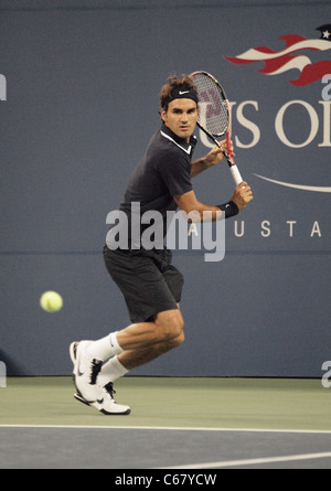 Roger Federer in Anwesenheit für 2010 US Open Opening Night Ceremony, USTA Billie Jean King National Tennis Center, Flushing, NY 30. August 2010. Foto von: Rob Rich/Everett Collection Stockfoto