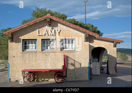 Lamy Amtrak-Bahnhof, erbaut im Jahr 1909 von der Atchison, Topeka and Santa Fe Railway, Endstation für den Santa Fe Southern Railway. Stockfoto