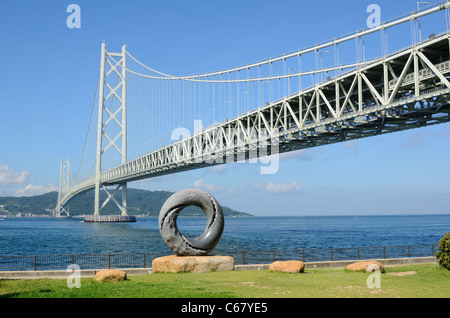 Akashi-Kaikyo-Brücke, auch bekannt als Perle Brücke ist die längste Hängebrücke der Welt, befindet sich in Kobe, Japan. Stockfoto