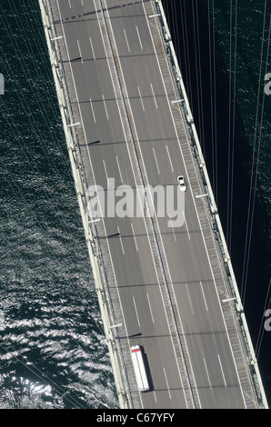 Akashi-Kaikyo-Brücke in Kobe, Japan, betrachtet von fast 300 Metern oben. Stockfoto
