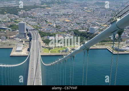 Kabel der Akashi-Kaikyo-Brücke und die Stadt Kobe, Japan. Stockfoto