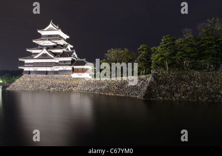 Das historische Matsumoto Schloss unter rosa Himmel, aus dem 15. Jahrhundert in Matsumoto, Japan. Stockfoto