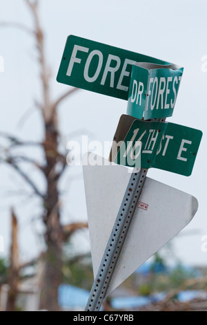 Teil des Schadens von der 27. April 2011 Tuscaloosa, Alabama Tornado Schäden als angesehene 6 Wochen später Juni 16. Stockfoto