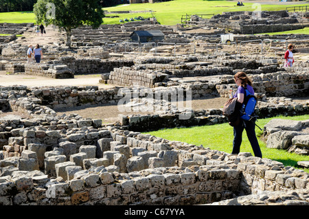 Touristen, die zu Fuß in das Praetorium (kommandierenden Offiziers Residenz), Vindolanda Roman Fort, in der Nähe von Hadrians Wall, UK Stockfoto