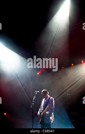 Mick Jones (The Clash), die live auf der Bühne mit Big Audio Dynamite bei FIB in Benicassim, Spanien - Juli 2011 Stockfoto