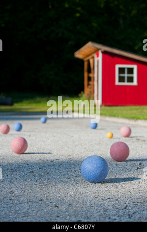 Rote Scheune mit Bocciabahn Stockfoto