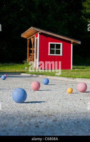 Rote Scheune mit Bocciabahn Stockfoto