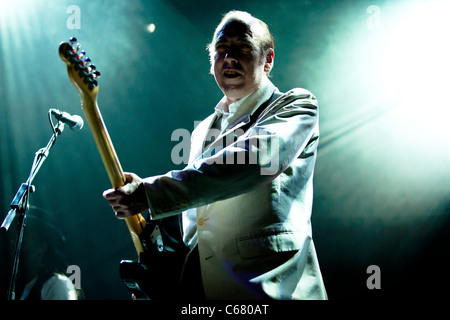 Mick Jones (The Clash) die live mit Big Audio Dynamite in Benicassim Musik Festival FIB, Juli 2011 Stockfoto