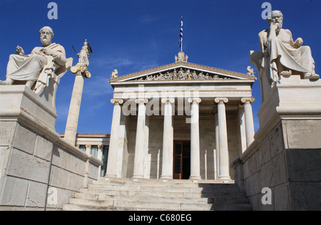 Neoklassische Statuen von Plato und Sokrates vor der Akademie von Athen, Griechenland. Stockfoto