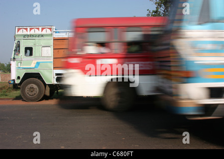 LKW überholt einen Bus, der einen LKW auf einer belebten Bengali Autobahn überholen ist Stockfoto