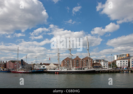 Lord Nelson-Segel-Schulschiff angedockt am Poole Quay außerhalb der Lord Nelson Pub. Stockfoto