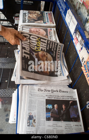 Schlagzeilen der Zeitungen an einem Zeitungskiosk in New York ankündigen McCains Pick für seine VP Kandidaten für die Vizepräsidentschaft, Sarah Palin Stockfoto