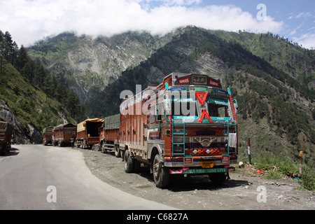 Eingerichtete Tata LKW geparkt im Himalaya auf dem gefährlichen Weg nach Kaschmir Nordindien Stockfoto