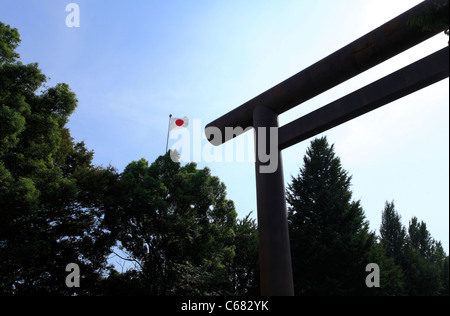 Tokio - AUGUST 18: Daiichi Torii (erstes Tor) im Yasukuni-Schrein am 18. August 2011 in Chiyoda, Tokio, Japan. Stockfoto