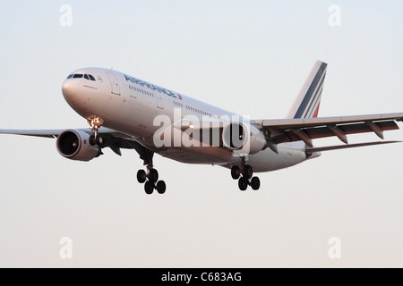 Air France Airbus A330-200 für Langstrecken Passagier Flugzeug bei der Ankunft am Sonnenuntergang Stockfoto