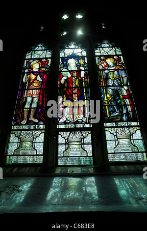 Glasfenster, die Darstellung der Heiligen in der Kirche St. Nectan nahe Hartland in North Devon, UK Stockfoto