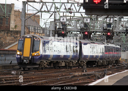 Blick auf eine neue Klasse 380 WWU Eintritt in Glasgow Hauptbahnhof gesehen auf der Brücke über den River Clyde. Stockfoto